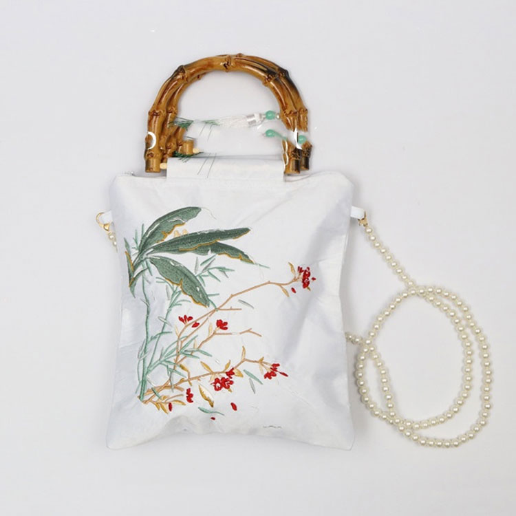 Processo di produzione di borse in raso antico