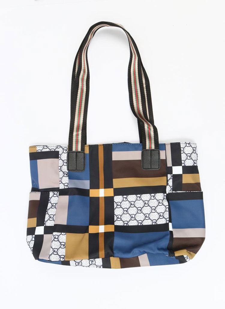 La praticità delle grandi borse a tracolla durante il viaggio